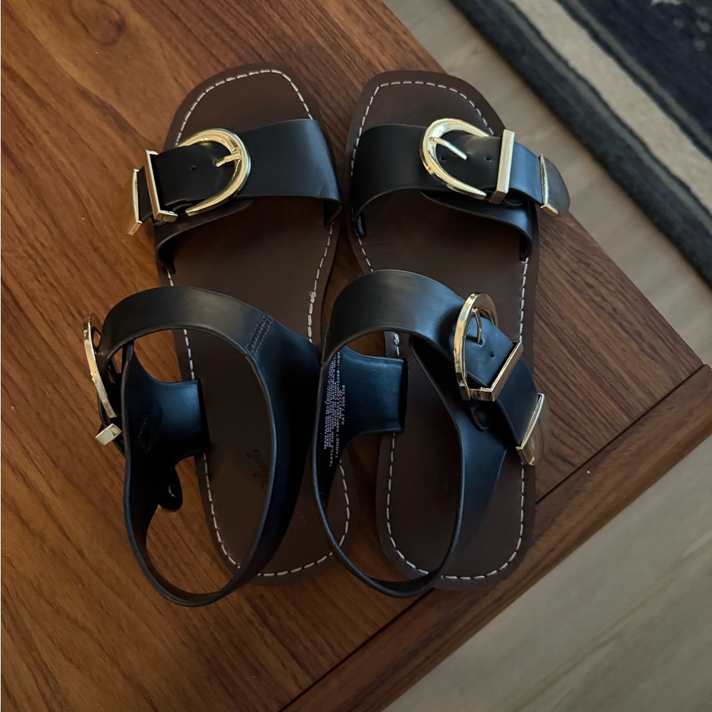 NWOT Universal thread faux leather black sandal
Size 7 - Picture 6 of 9